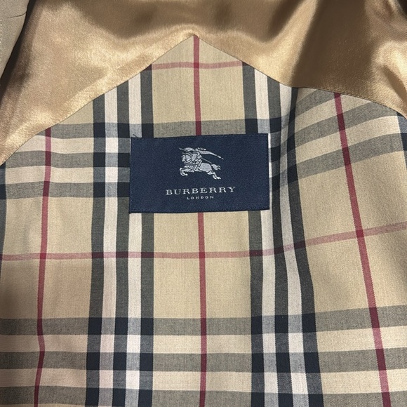 Burberry Mid-Length Trench/Car Coat with Zip-Out Lining, Tan/Plaid, Large - Picture 6 of 6
